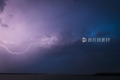 夏天湖面上黑暗夜空中的闪电