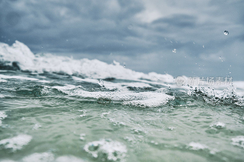 海面与接近的波浪在一个坏的天气，与一个戏剧性的多云的天空。