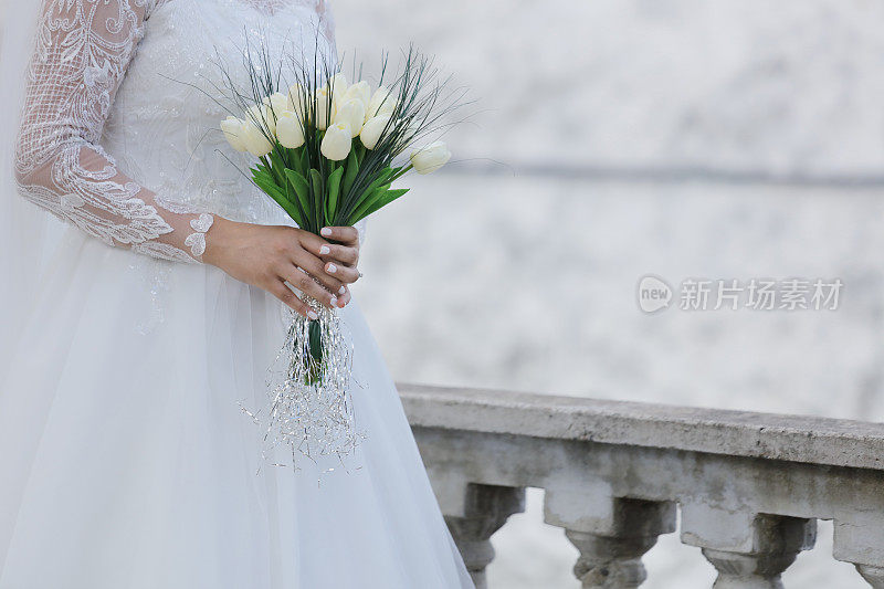 婚礼特写的白色新娘花束