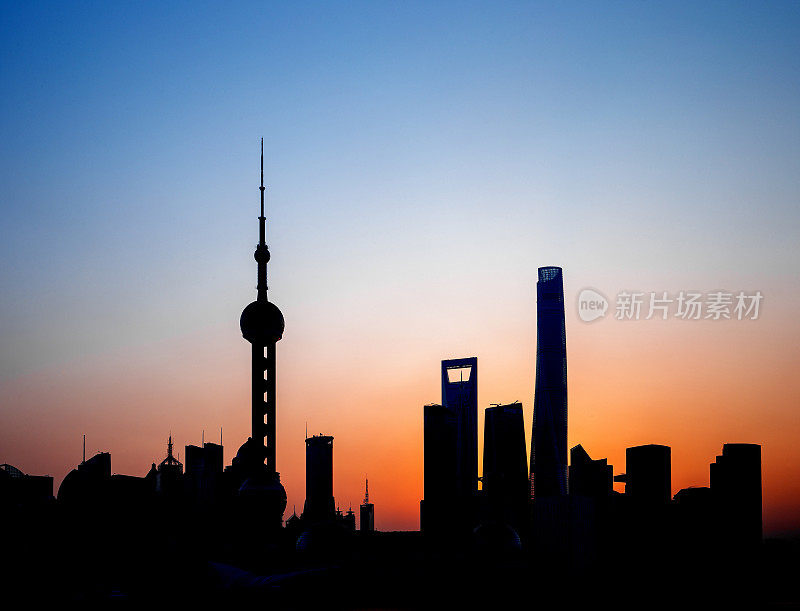 日出时上海天际线的剪影