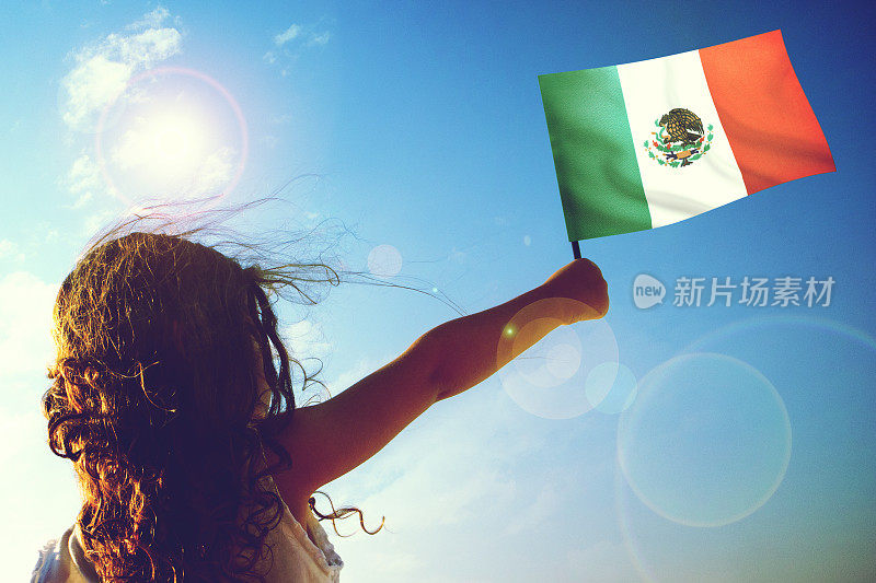 小女孩挥舞着墨西哥国旗