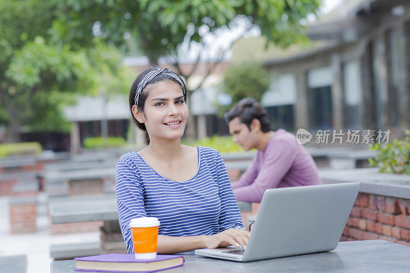 印度女青年大学生的印度民族股票照片