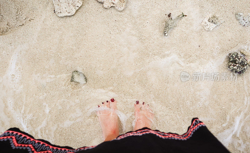 赤脚在沙滩上