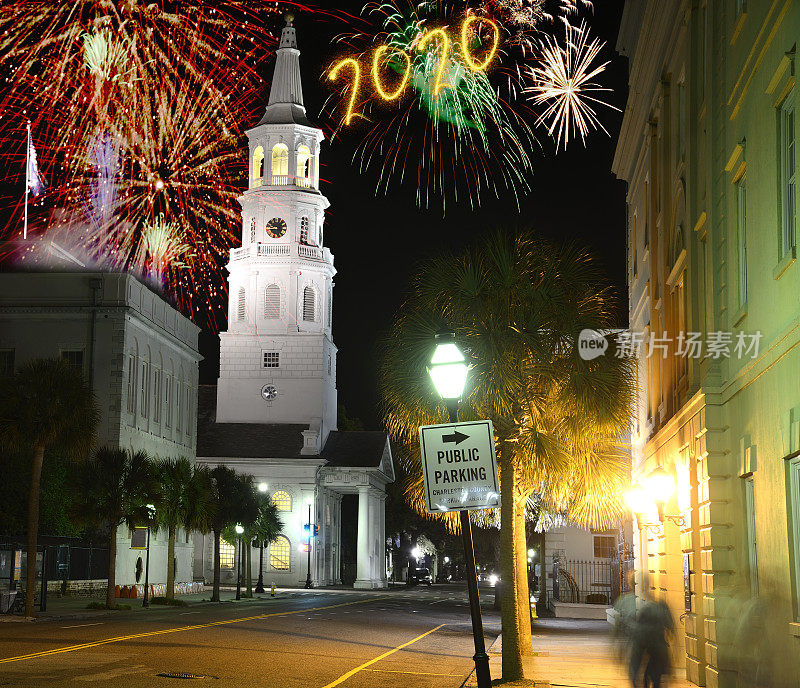 美国南卡罗来纳查尔斯顿上空的2020年新年焰火