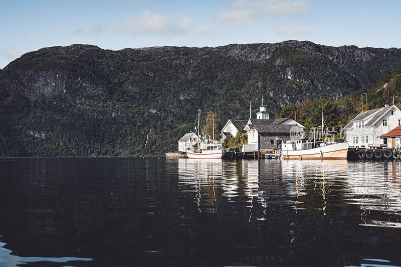 挪威一个安静的渔村里的渔船