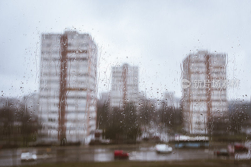 雨点落在窗玻璃外纹理上