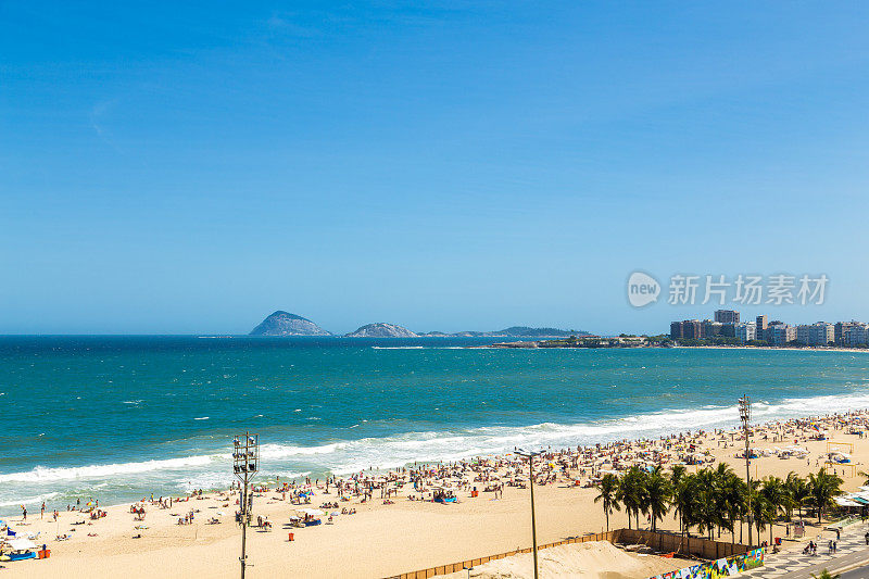 夏日，巴西里约热内卢的科帕卡巴纳海滩