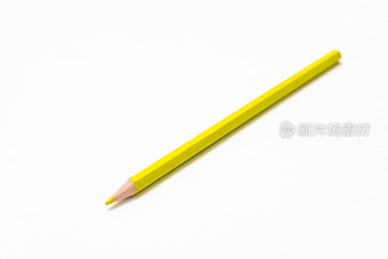 高角度的黄色铅笔在白色的背景