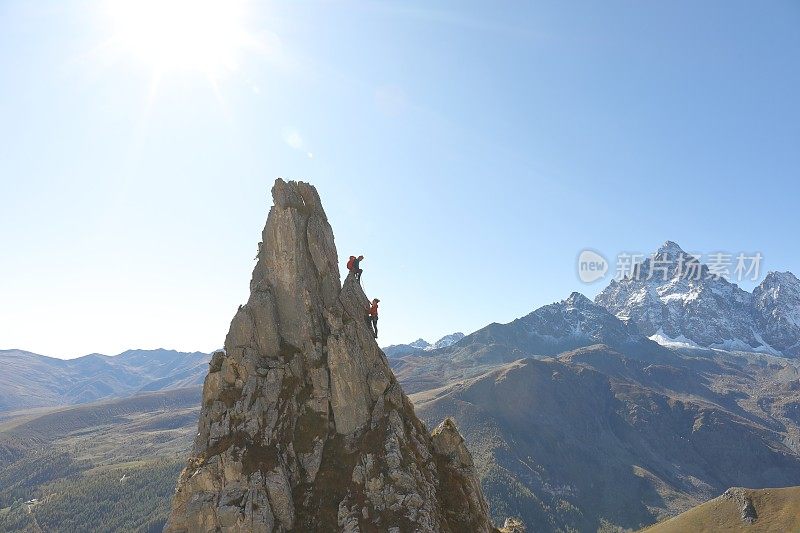 登山运动员登山顶