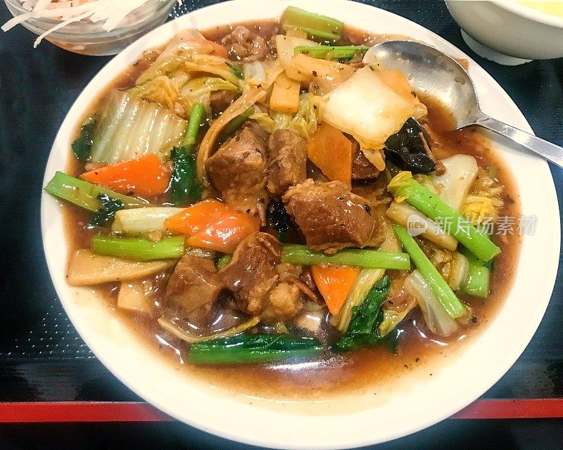 红烧牛肉配淀粉浓稠的蔬菜，午餐时供应