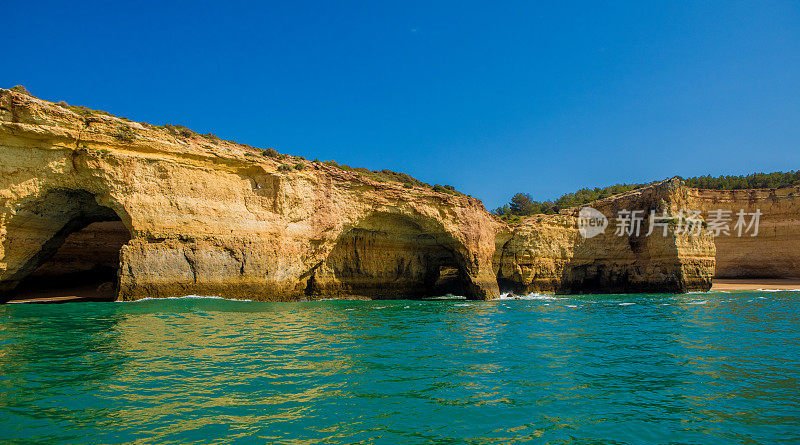 海滩和岩石在葡萄牙阿尔沃在夏末太阳的海景图像