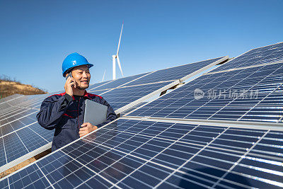 太阳能发电厂工程师正在检查