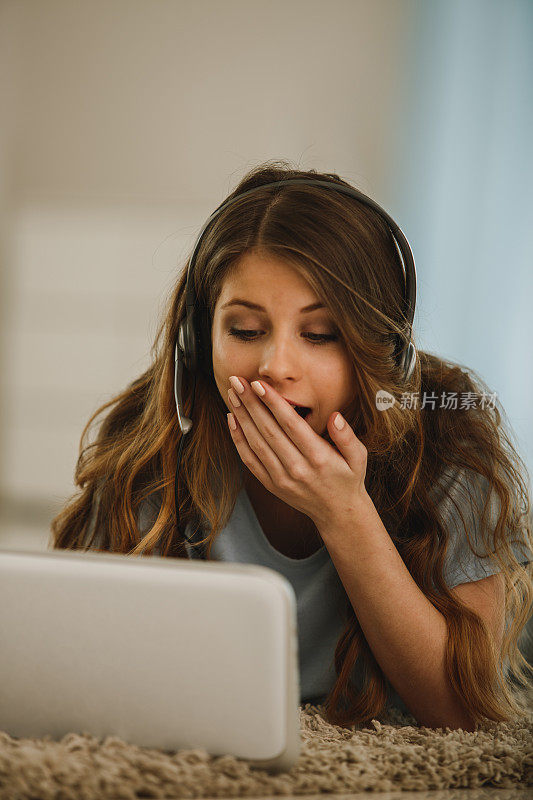 年轻女性在她的数字平板电脑视频通话中大笑