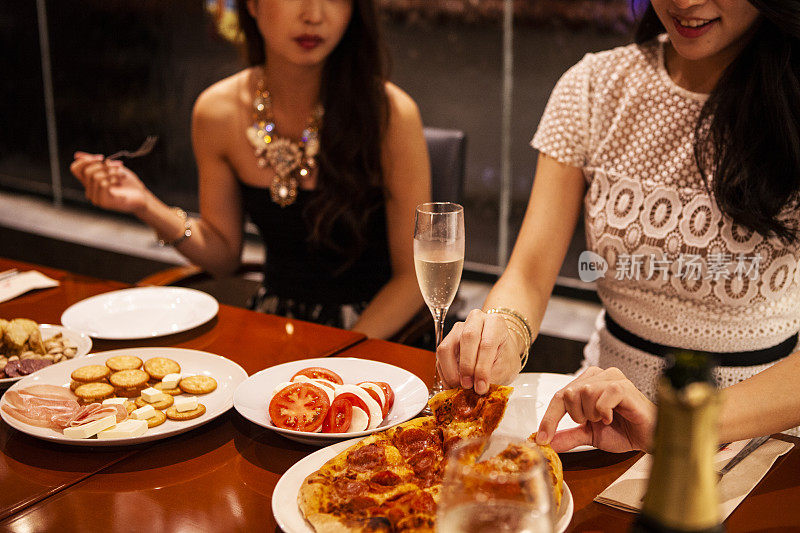 在餐馆享受晚餐和葡萄酒的女人