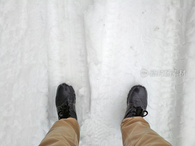 脚在雪地里。