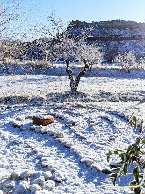 新雪在牧场和果园沿着维珍河南梅萨在犹他州罗克维尔和一个迷宫在前景