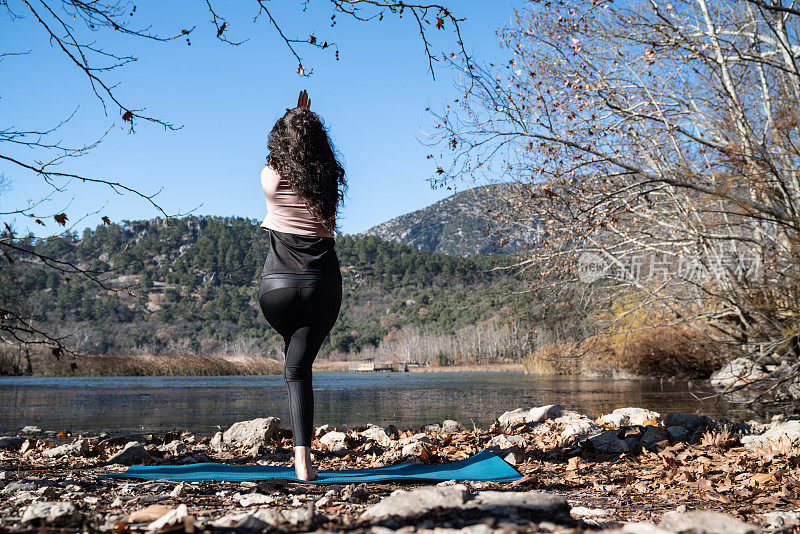 成年女性在湖边丛林做瑜伽练习的4k视频