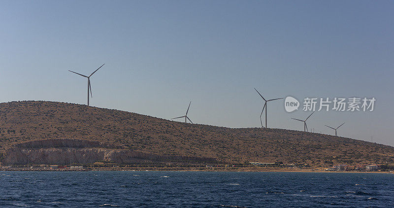 土耳其伊兹密尔切斯梅海岸的风车