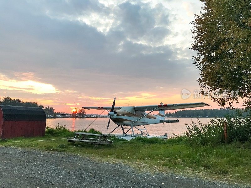 日落与飞机和湖