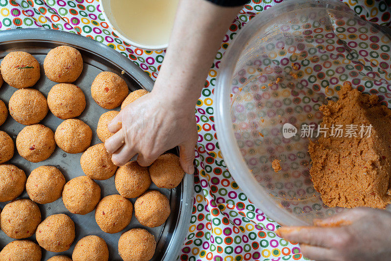 妇女手准备填充肉丸的特写照片