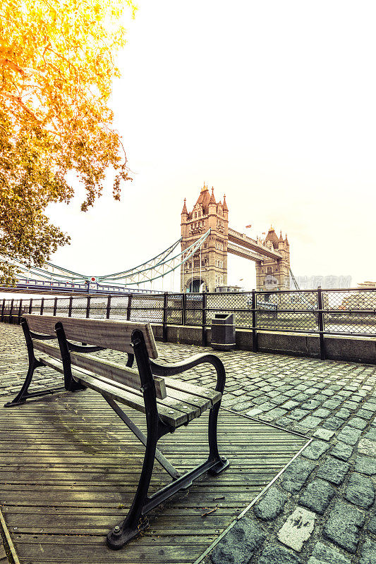 英国伦敦塔桥附近的鹅卵石码头和长凳