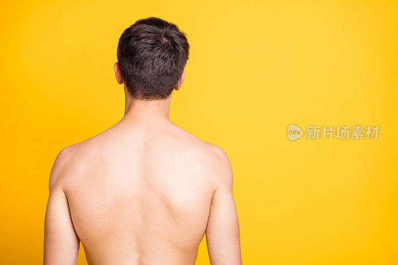 背影背影照片的男人已经转身离开你，显示他净化的皮肤和健康的脊椎骨孤立在黄色鲜艳的颜色背景