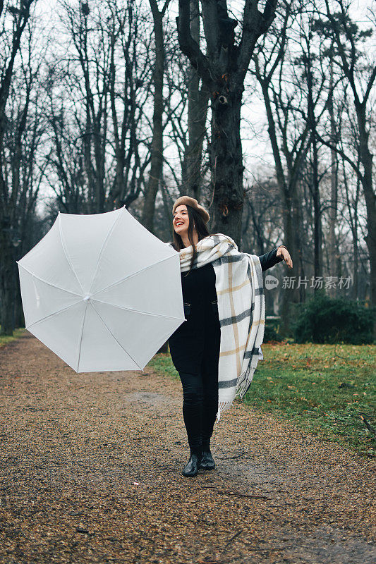 美丽的年轻女子享受着雨天