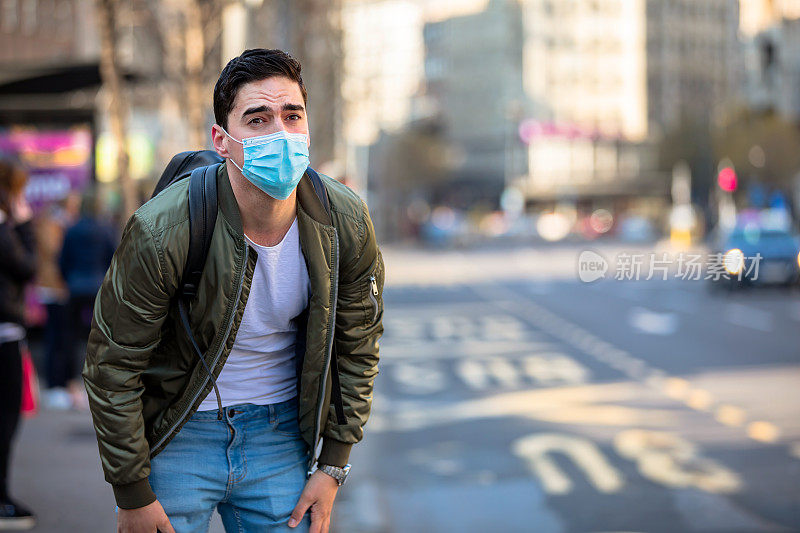 患病青年戴口罩，在户外咳嗽。