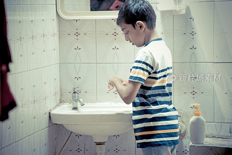 男孩在家洗手