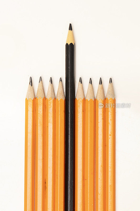 一套削尖的彩色铅笔