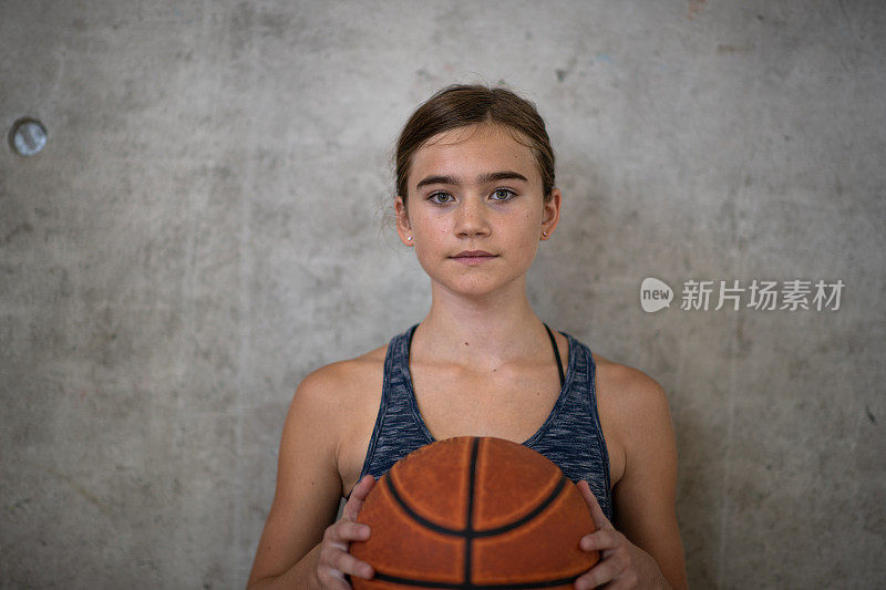 年轻女子与篮球