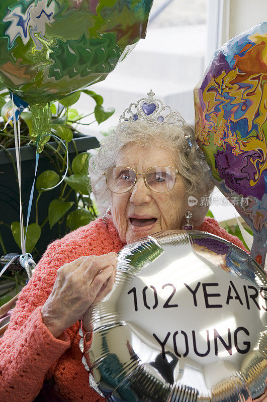 102岁老人庆祝生日