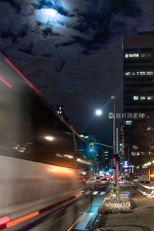 汉密尔顿，安大略-长时间曝光的公共汽车经过的夜晚