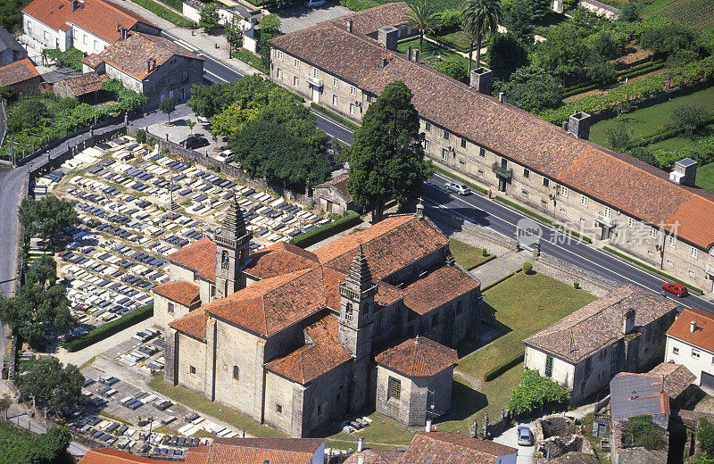 航拍的墓地和伊里亚学院教堂和在帕德隆加利西亚西班牙教堂的房子