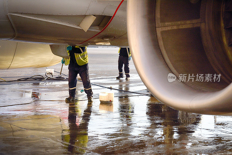 飞机技师正在清洗飞机