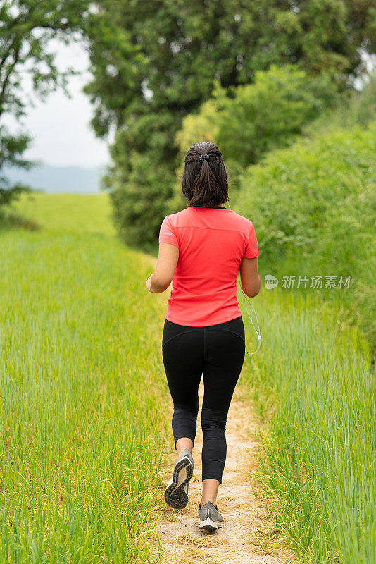 女人在户外慢跑