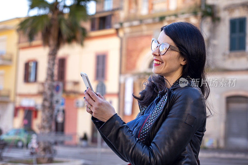 意大利女人在她的日常生活在城市手机短信