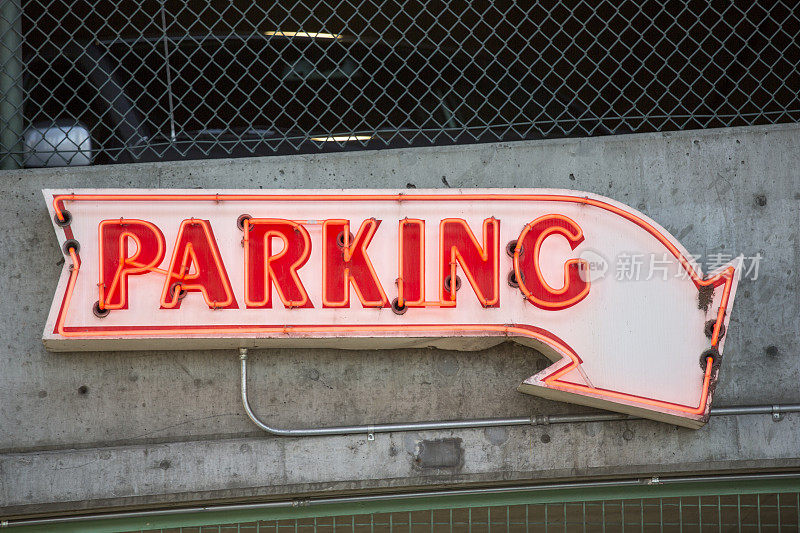 西雅图市中心霓虹车库停车标志