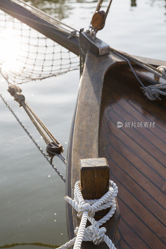 一个木制帆船甲板的细节，用绳子系着