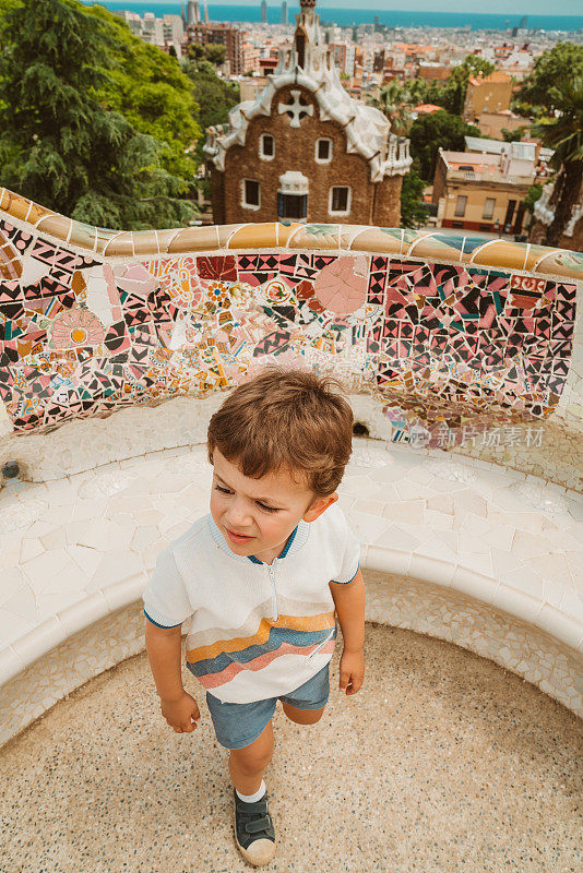 男孩在巴塞罗那参观奎尔公园