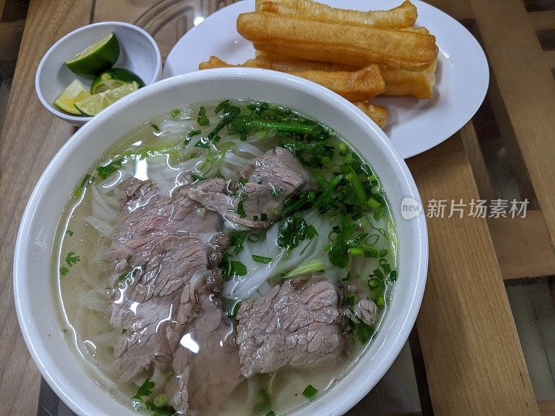 牛肉河粉和油条