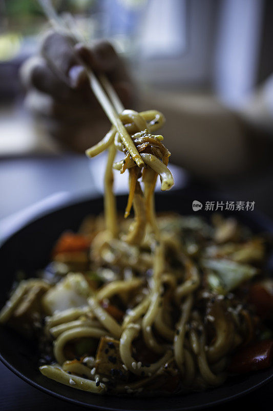 亚洲素食炒菜-照烧面条碗