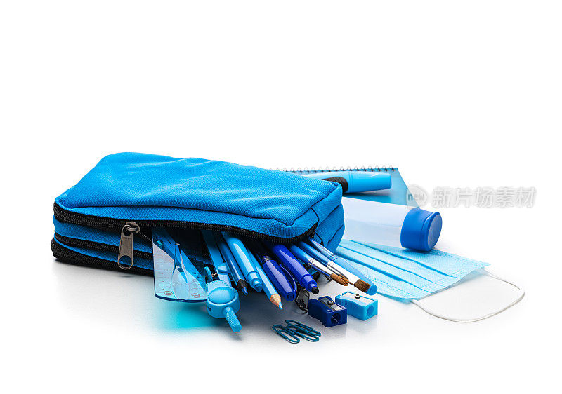 蓝色铅笔盒，附有学习用品，防护口罩和洗手液，白色背景隔离。