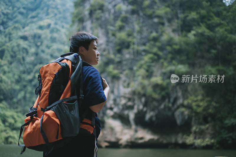 一个亚洲华人中年女性旅行徒步探索怡保霹雳马来西亚的森林背包