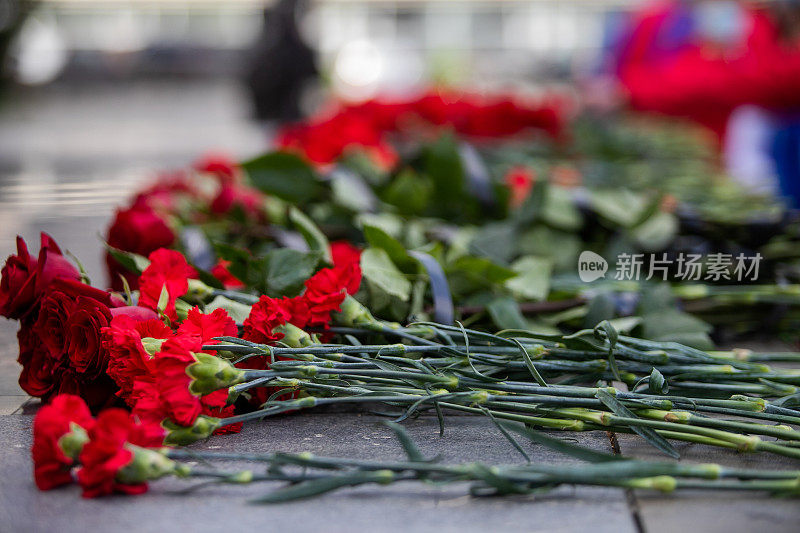 花都摆放在花岗岩纪念碑上，在追悼和哀悼的日子摆放鲜花。