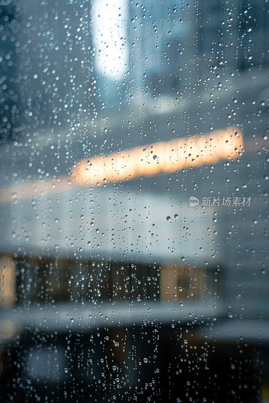 雨滴落在窗玻璃上，暴雨天。