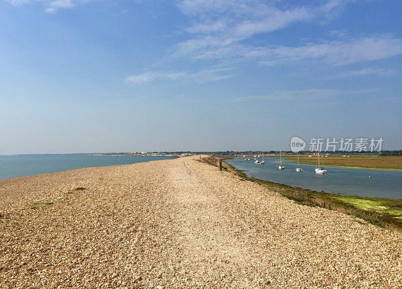 蓝天沙滩风景