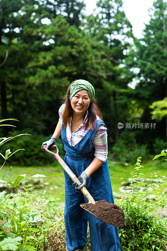 园艺在家妇女铲土