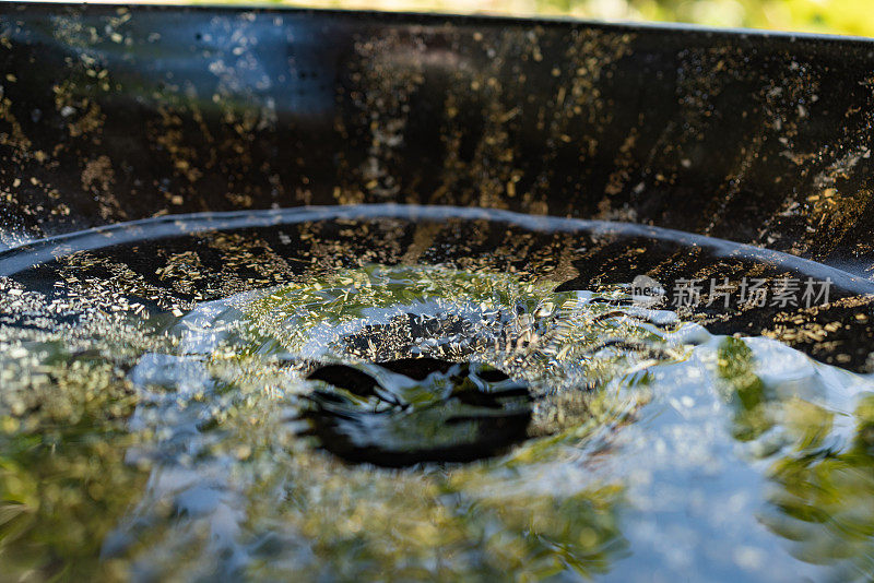 特写刚做的水槽，水正在涌入