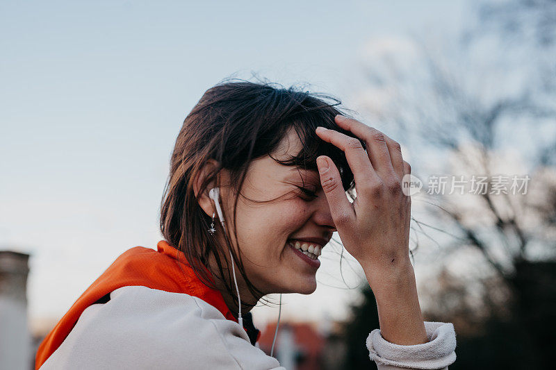 微笑流汗的女运动员